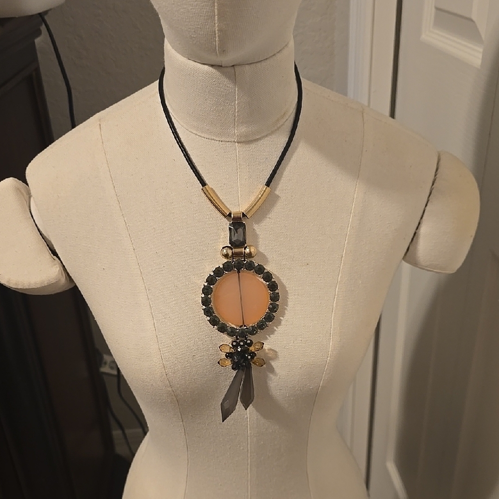 Elegant Gold and Black Pendant Necklace